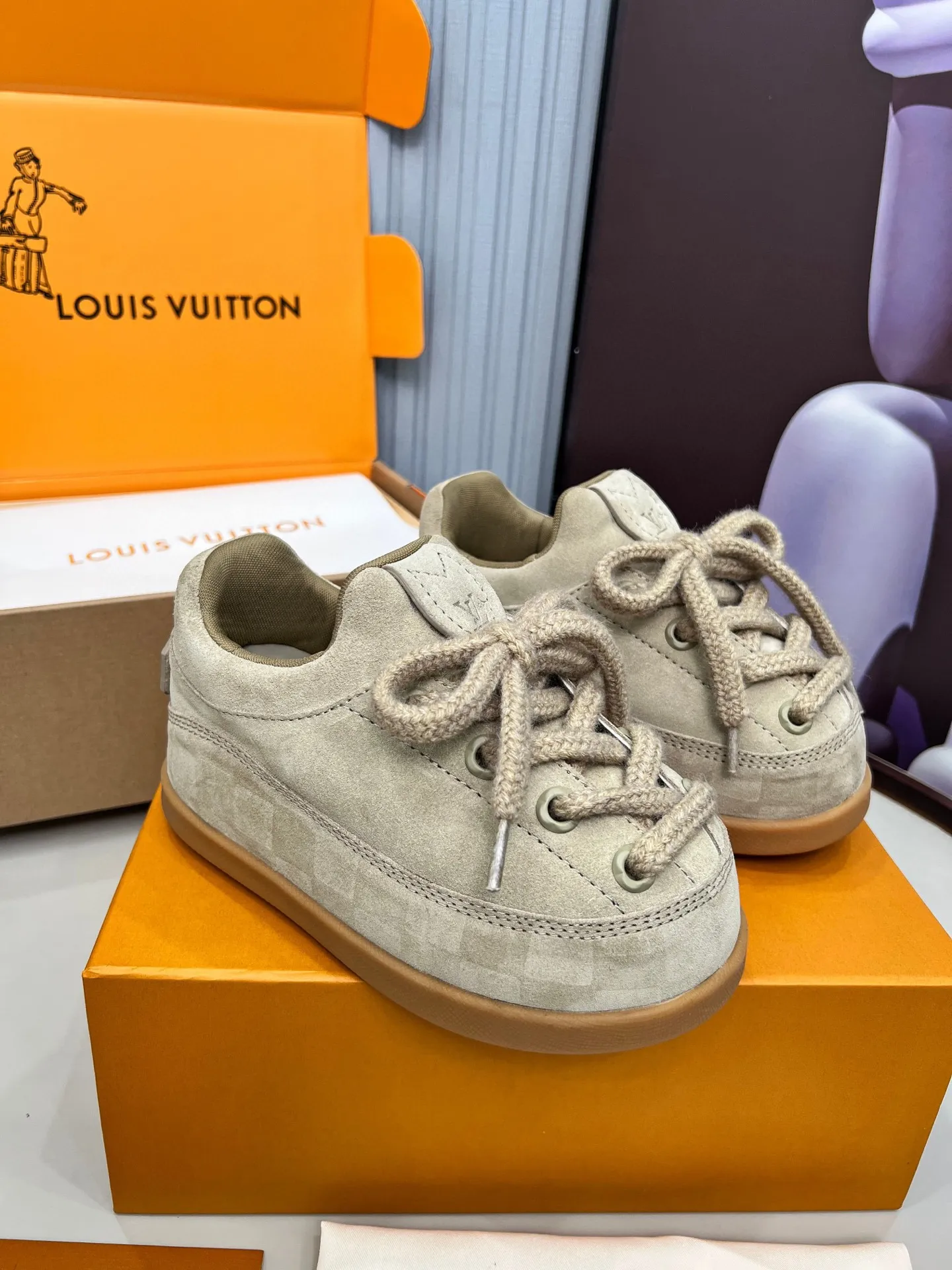 P660. Couple style 🔥 New model on the shelves 🔥 Louis Vuitton 25ss, LV co-branded nigo YETI Jigglypuff is ugly and cute, many Internet celebrities have put it on the show, a classic and versatile item. Fabric: imported cow suede. Lining: High-grade elastic mesh, original molded outsole. Size: women's clothing, 35-41 (customized for women's 41), men's clothing 39-46 (customized for 45-46)
